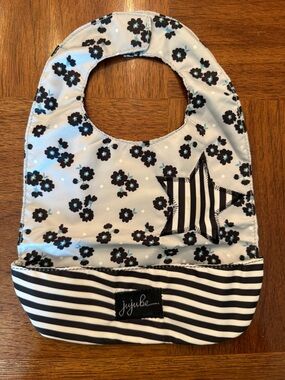 Ju-Ju-Be Black & White Floral Star Kids Bib